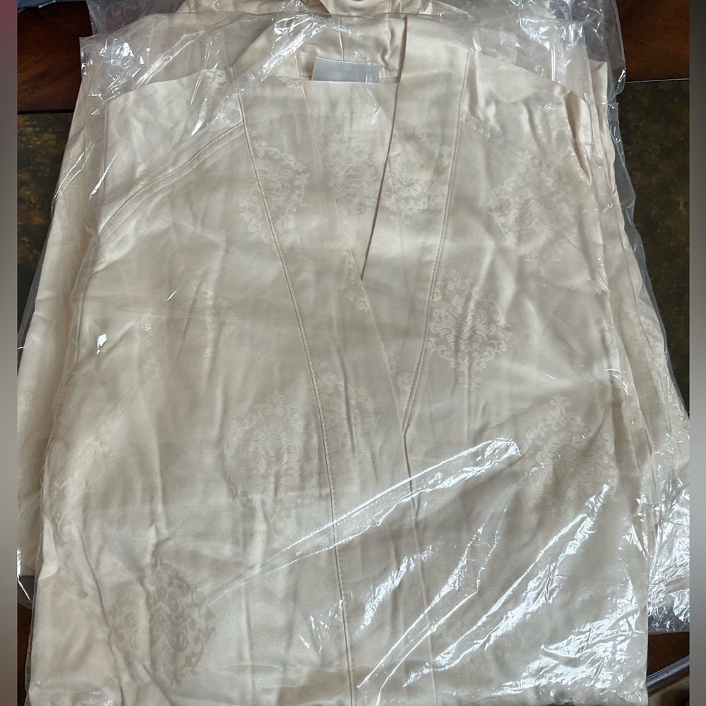 JW Spa Collection (Marriott Hotel) Robe - Picture 6 of 8